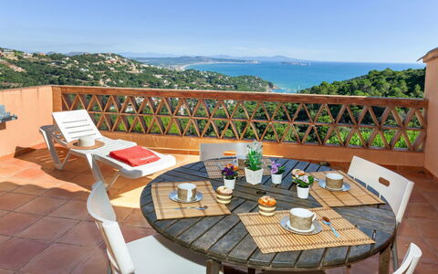 Xarmada Guillermo: Propriété, Meubles, Pièce, Maison, Immobilier, Bâtiment, Table, Vacances, Villa, Recours