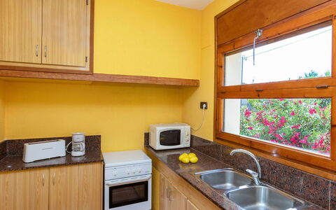 Bretos 7: Cabinetry, Evier, Propriété, Comptoir, Évier, Robinet, Cuisine, Bâtiment, Cuisinière, Bois