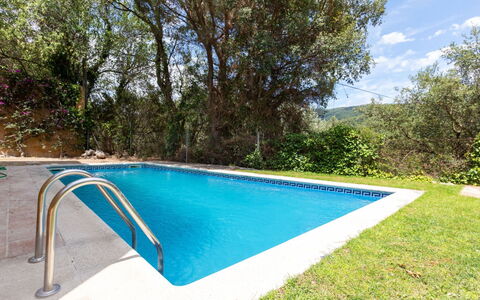 Bretos 12: L'Eau, Plante, Piscine, Ciel, Arbre, Mobilier De Jardin, Ombre, Nuage, Rectangle, Herbe