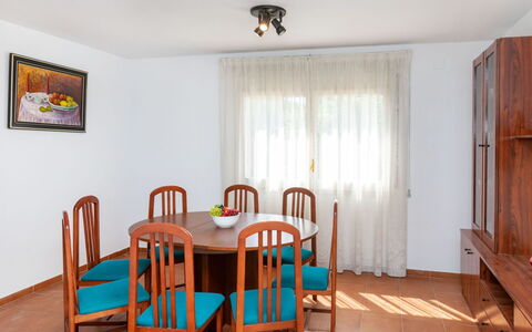 Bretos 12: Table, Propriété, Meubles, Chaise, Bois, Cadre, Éclairage, Design Intérieur, Rideau, Sol