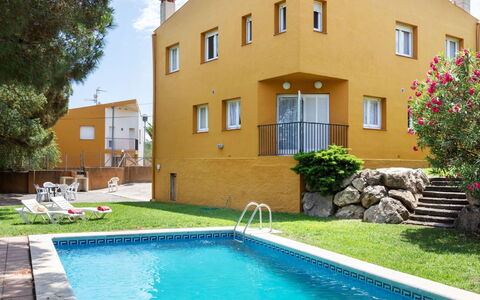 Puigventos: L'Eau, Plante, Bâtiment, Propriété, Fenêtre, Vert, Bleu Azur, Piscine, Éclairage, Architecture