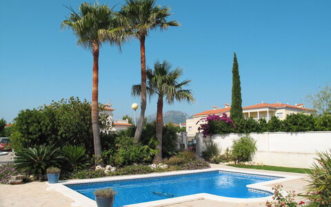 Silvia: Plante, Ciel, L'Eau, Jour, Propriété, Bâtiment, Arbre, Bleu Azur, Architecture, Fleur