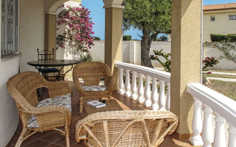 Silvia: Plante, Propriété, Meubles, Chaise, Bois, Design Intérieur, Bâtiment, Fenêtre, Sol, Mobilier De Jardin