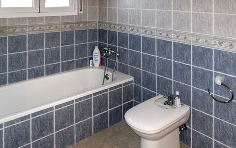 Silvia: Marron, Robinet, Luminaire Plomberie, Propriété, Lavabo, Évier, Salle De Bains, Noir, Violet, Baignoire