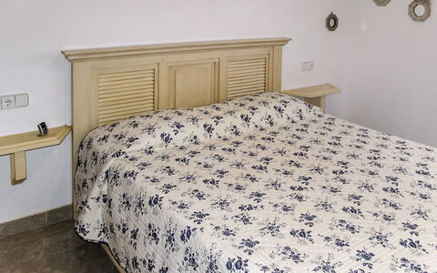 Silvia: Meubles, Propriété, Bâtiment, Confort, Bleu Azur, Cabinetry, Design Intérieur, Bois, Sol, Cadre De Lit