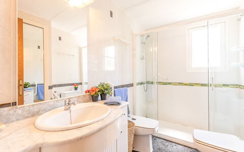 Santiago: Miroir, Luminaire Plomberie, Robinet, Évier, Propriété, Plante, Baignoire, Lavabo, Salle De Bains, Fenêtre