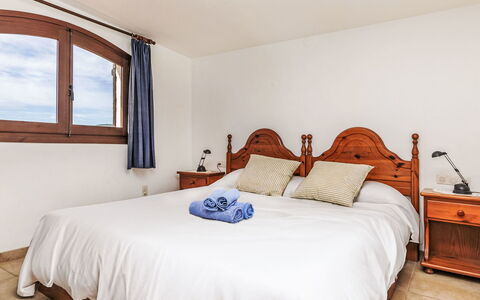 Sagitario 2: Meubles, Propriété, Bâtiment, Fenêtre, Confort, Bleu Azur, Textile, Design Intérieur, Bois, Cadre De Lit