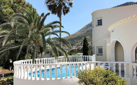 Romantica: Plante, Ciel, Jour, Propriété, Bâtiment, Fenêtre, Bleu Azur, Arbre, Arecales, Végétation