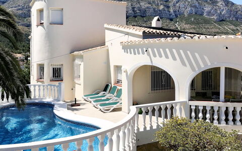 Romantica: Bâtiment, Propriété, Plante, Blanc, Ciel, Bleu Azur, Bleu, L'Eau, Architecture, Maison