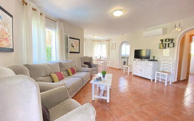 Els Molins 704.1: Canapé, Meubles, Cadre, Propriété, Plante D'Appartement, Table, Salon, Fenêtre, Bois, Sol