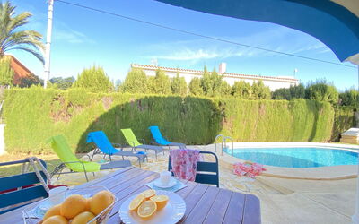 Molins 704.10: Plante, Ciel, Propriété, Bâtiment, Bleu Azur, Bleu, Arbre, Maison, Loisir, Zone Résidentielle