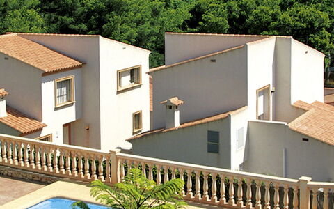 Jávea 711: Bâtiment, Propriété, Ciel, Lumière, Bleu Azur, Piscine, Plante, Fenêtre, Ombre, Arbre