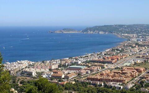 Jávea 711: Bâtiment, Propriété, Ciel, Lumière, Bleu Azur, Piscine, Plante, Fenêtre, Ombre, Arbre