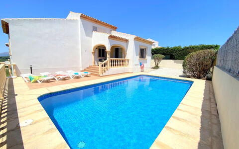 Jávea 711: Bâtiment, Propriété, Ciel, Lumière, Bleu Azur, Piscine, Plante, Fenêtre, Ombre, Arbre