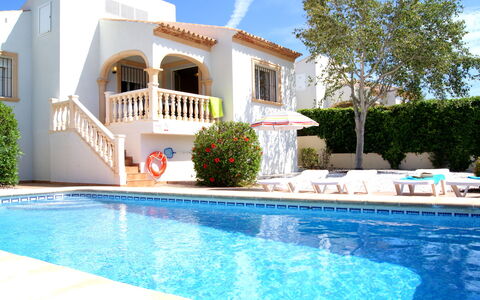 Jávea 711: Bâtiment, Propriété, Ciel, Lumière, Bleu Azur, Piscine, Plante, Fenêtre, Ombre, Arbre
