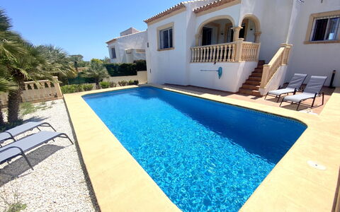 Jávea 711: Bâtiment, Propriété, Ciel, Lumière, Bleu Azur, Piscine, Plante, Fenêtre, Ombre, Arbre
