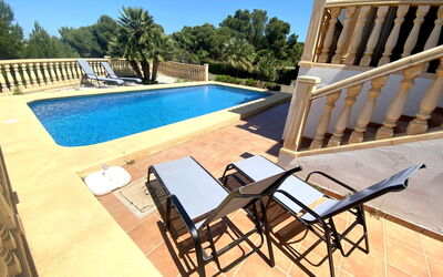 Laurel 711.10: Bâtiment, Propriété, Ciel, Lumière, Bleu Azur, Piscine, Plante, Fenêtre, Ombre, Arbre