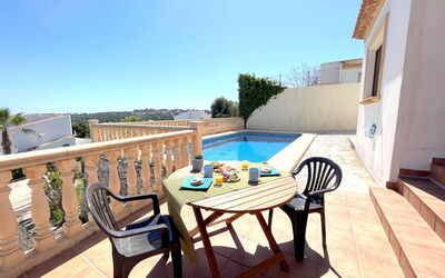Menta 711.9: Bâtiment, Propriété, Ciel, Lumière, Bleu Azur, Piscine, Plante, Fenêtre, Ombre, Arbre