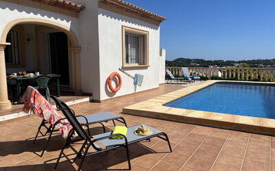 Comino 711.5: Bâtiment, Propriété, Ciel, Lumière, Bleu Azur, Piscine, Plante, Fenêtre, Ombre, Arbre