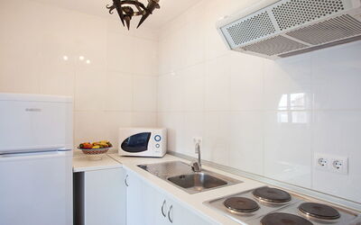 Sunsea Village (Clp602) 994.3: Evier, Propriété, Cabinetry, Évier, Appareil De Cuisine, Blanc, Cuisinière, Cuisine, Gaz Poele, Comptoir