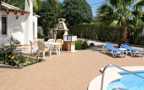 Jaen: Plante, Meubles, Bâtiment, Arbre, Chaise, Ciel, Mobilier De Jardin, Fleur, Ombre, Arecales