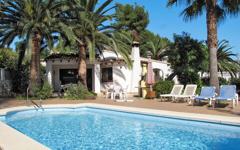Jaen: L'Eau, Ciel, Plante, Propriété, Piscine, Arbre, Bleu Azur, La Nature, Bâtiment, Ombre