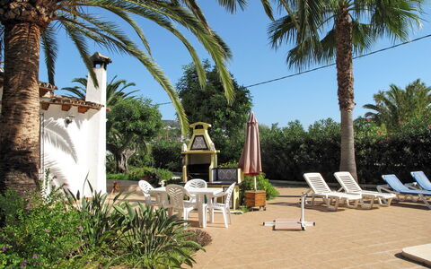 Jaen: Ciel, Plante, Meubles, Arbre, Arecales, Mobilier De Jardin, Ombre, Chaise, Immobilier, Loisir