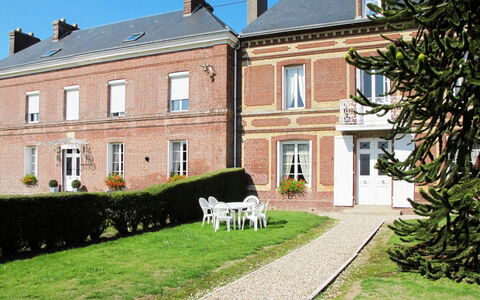 Le Domaine du Vasouy: Bâtiment, Fenêtre, Ciel, Propriété, Plante, Lot Terre, Herbe, Architecture, Chalet, Maison