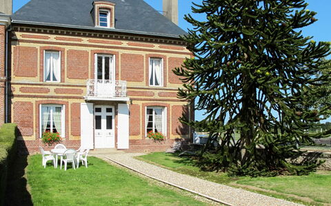 Le Domaine du Vasouy: Plante, Ciel, Propriété, Bâtiment, Fenêtre, Lot Terre, Arbre, Chalet, Herbe, Maison
