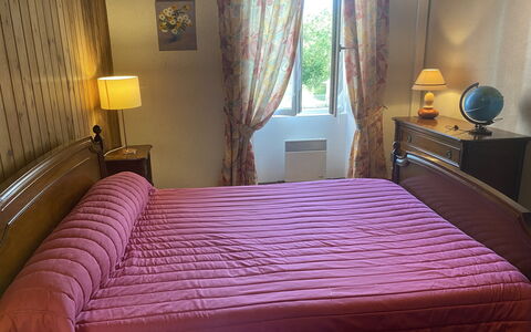 La Bonneraie: Lit, Chambre, Literie, Meubles, Drap De Lit, Bois, Linge, Design Intérieur, Textile, Cadre De Lit