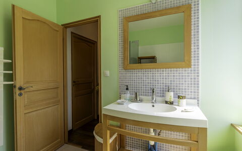 La Rose des Vents: Miroir, Robinet, Évier, Lavabo, Propriété, Luminaire Plomberie, Bâtiment, Salle De Bains, Porte