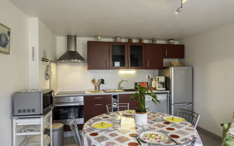 Le Champ des Mouettes: Cabinetry, Comptoir, Propriété, Meubles, Table, Bâtiment, Cuisine, Design Intérieur, Électroménager, Éclairage