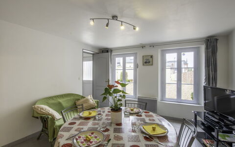Le Champ des Mouettes: Table, Meubles, Propriété, Fenêtre, Plante, Design Intérieur, Cabinetry, Chaise, Éclairage, Bâtiment