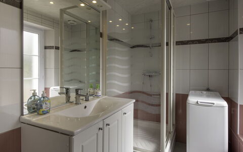 Le Champ des Mouettes: Miroir, Robinet, Propriété, Bâtiment, Luminaire Plomberie, Cabinetry, Évier, Douche, Salle De Bains