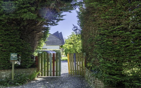 Entre Mer et Jardin: Plante, Ciel, Surface De La Route, Lot Terre, Bâtiment, Suppression Des Plantes Ligneuses, Ombre, Herbe, Haie, Arbuste