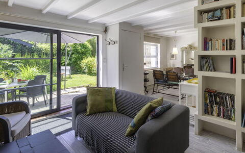 Entre Mer et Jardin: Meubles, Propriété, Étagère, Canapé, Bibliothèque, Éclairage, Bâtiment, Confort, Design Intérieur, Architecture