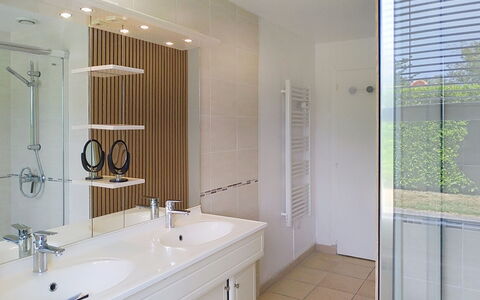 Le Saint Vigor: Design Intérieur, Sol, Luminaire Plomberie, Mur, Sol, Lavabo, Salle De Bains, Armoire De Toilette, Plafond, Évier
