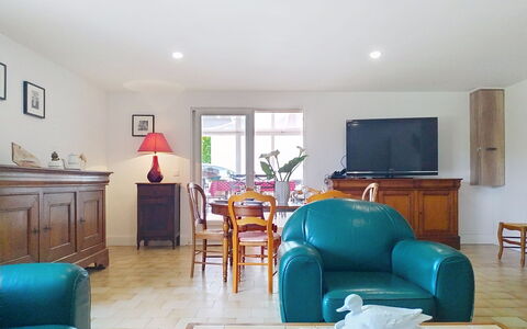 Le Saint Vigor: Meubles, Design Intérieur, Sol, Sol, Bois, Plafond, Pièce, Canapé, Salon, Éclairage