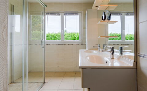 Le Saint Vigor: Ciel, Plante, Meubles, Communauté Des Plantes, Table, Paysage Naturel, Chaise, Lot Terre, Mobilier De Jardin, Arbre