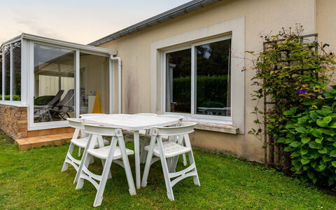 Le Saint Vigor: Ciel, Plante, Meubles, Communauté Des Plantes, Table, Paysage Naturel, Chaise, Lot Terre, Mobilier De Jardin, Arbre