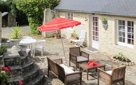 Les Lutins: Plante, Table, Bâtiment, Meubles, Propriété, Fenêtre, Chaise, Pot De Fleur, Tableau De Plein Air, Mobilier De Jardin