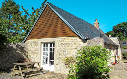 Les Lutins: Plante, Ciel, Bâtiment, Propriété, Fenêtre, Maison, Extérieur Banc, Arbre, Bois, Herbe