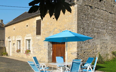 Le Clos Renard: Bâtiment, Meubles, Ciel, Propriété, Plante, Table, Bleu Azur, Bleu, Chaise, Ombre