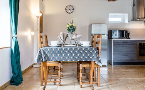 Le Clos Renard: Nuage, Table, Ciel, Meubles, Plante, Propriété, Montagne, Vaisselle, Bâtiment, La Nature
