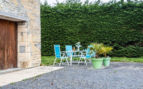 Le Clos Renard: Nuage, Table, Ciel, Meubles, Plante, Propriété, Montagne, Vaisselle, Bâtiment, La Nature