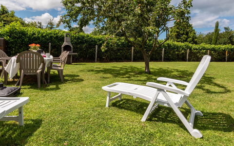 Le Repos: Nuage, Plante, Ciel, Table, Meubles, Propriété, Arbre, Chaise, Botanique, La Nature