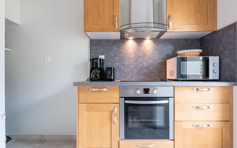 Le Repos: Comptoir, Cabinetry, Bâtiment, Meubles, Propriété, Cuisinière, Électroménager, Appareil De Cuisine, Cuisine, Tiroir
