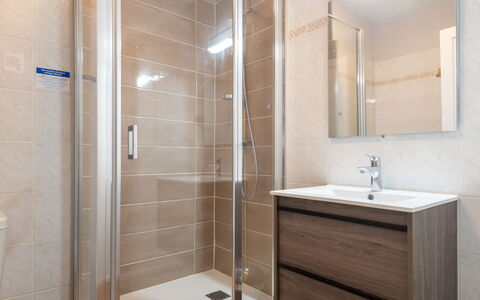 Barneville Carteret 620: Luminaire Plomberie, Évier, Miroir, Propriété, Armoire De Toilette, Robinet, Bâtiment, Salle De Bains, Lavabo
