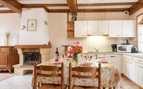 Barneville Carteret 620: Cabinetry, Meubles, Bois, Table, Fleur, Comptoir, Chaise, Sol, Cuisine, Sol