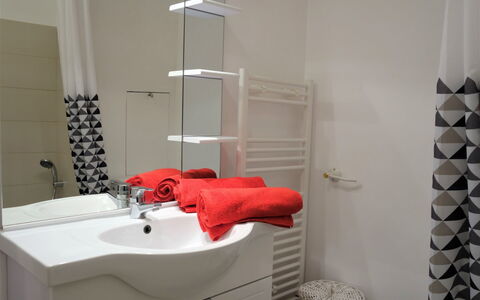 Le Parc de la Chaumière: Miroir, Robinet, Luminaire Plomberie, Propriété, Évier, Blanc, Lavabo, Salle De Bains, Éclairage, Violet